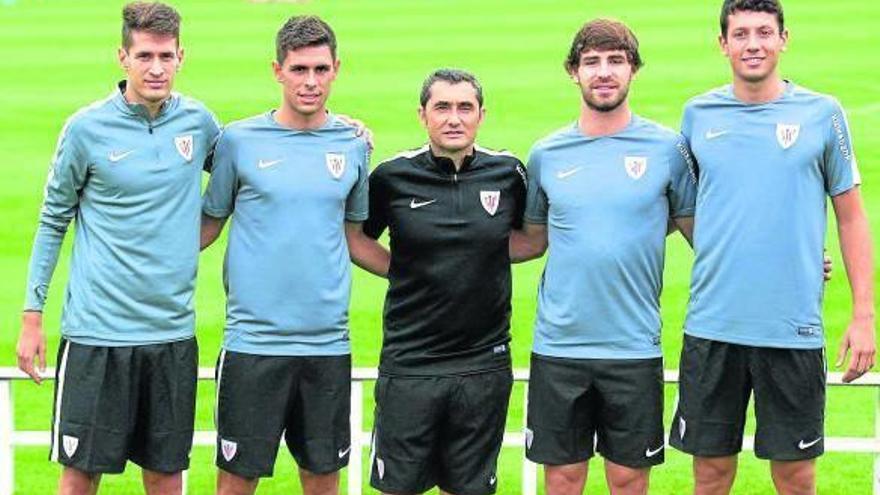 Yeray, a la izquierda de Valverde junto a los otros jóvenes que han subido del filial.