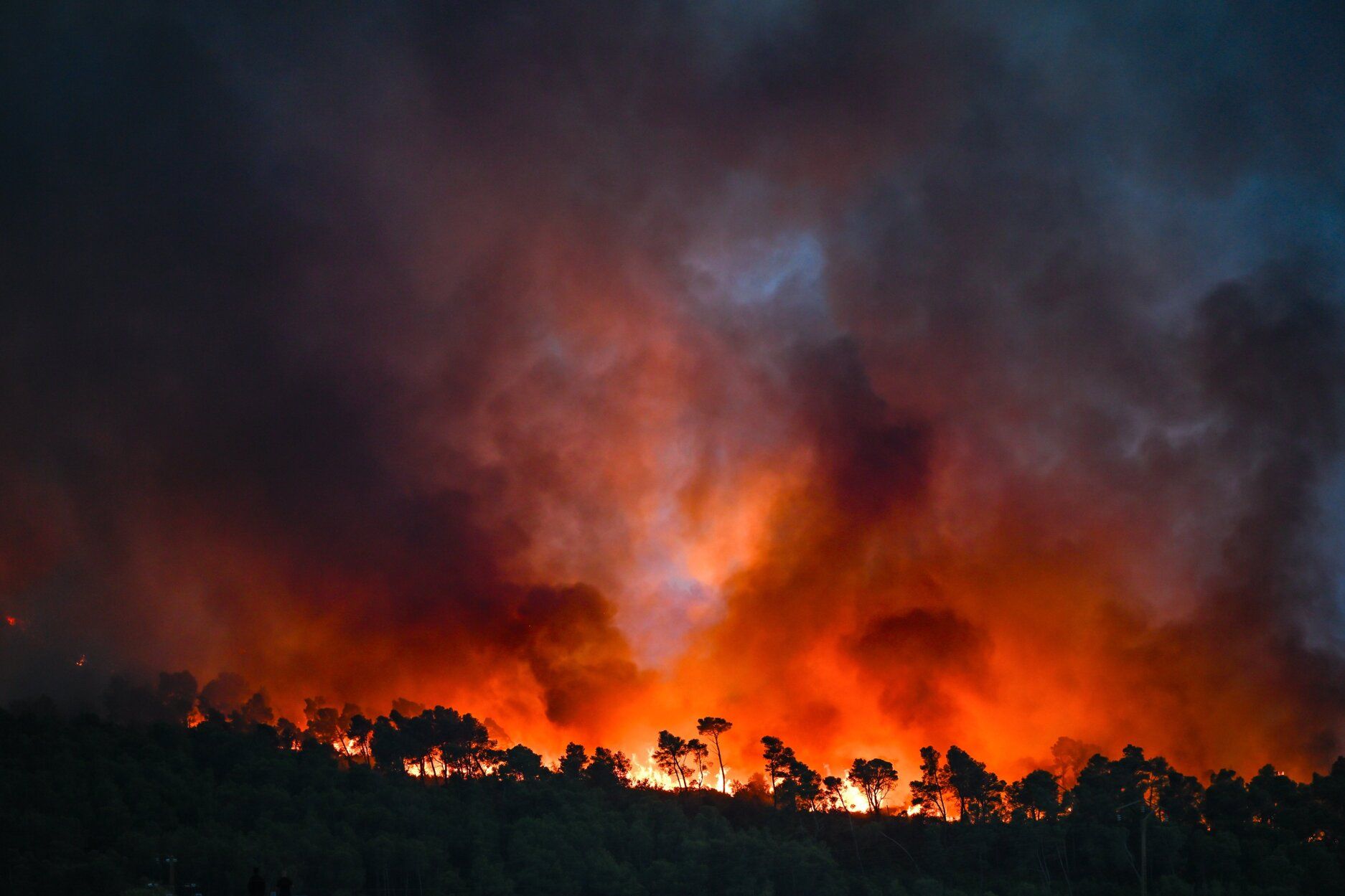 Francia lucha contra uno de los peores incendios en medio siglo