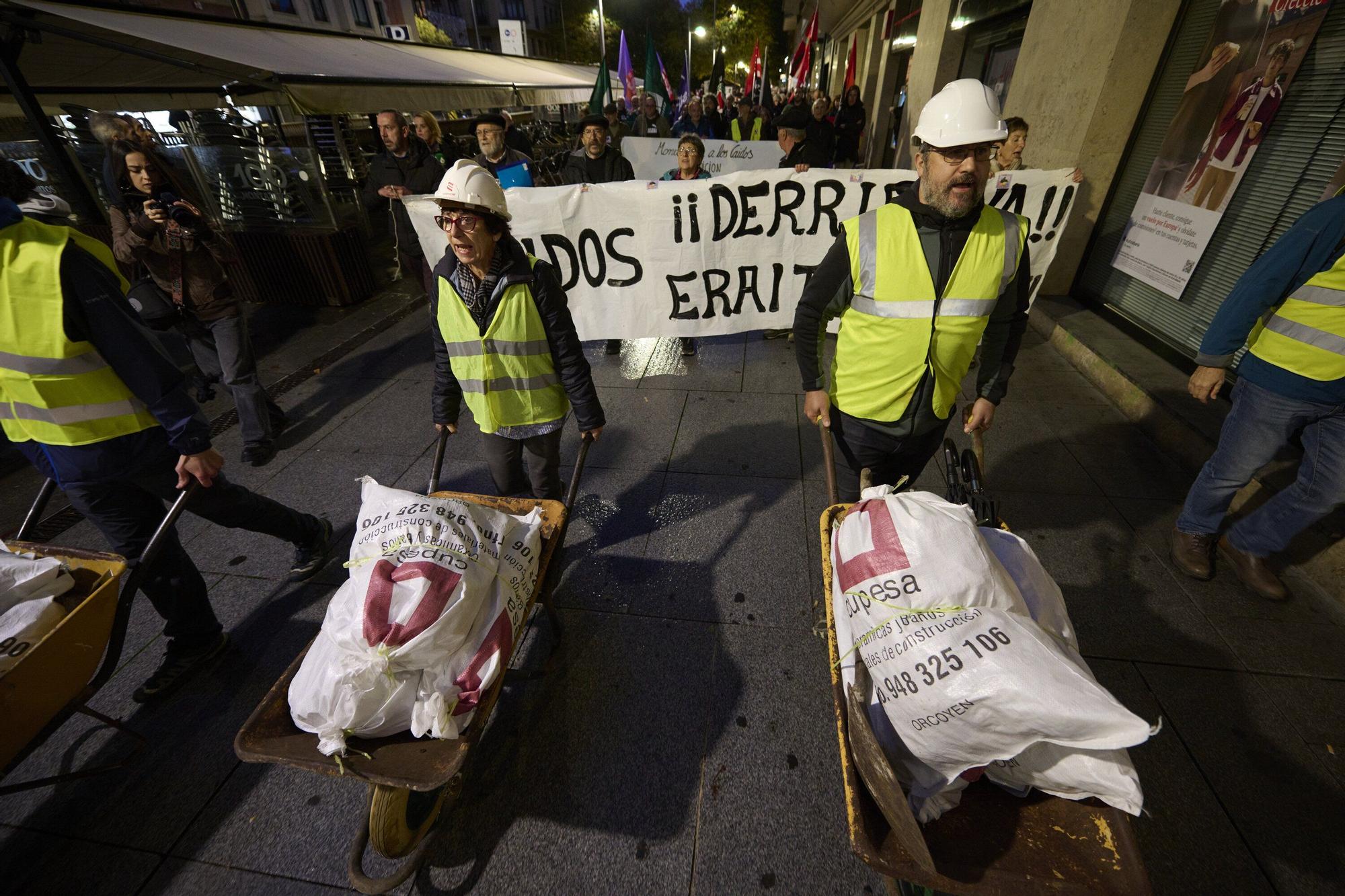 Manifestación de las asociaciones memorialistas para pedir el derribo del Monumento