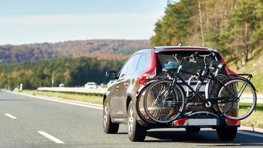 Las cinco formas legales que tienes de llevar la bici en el coche