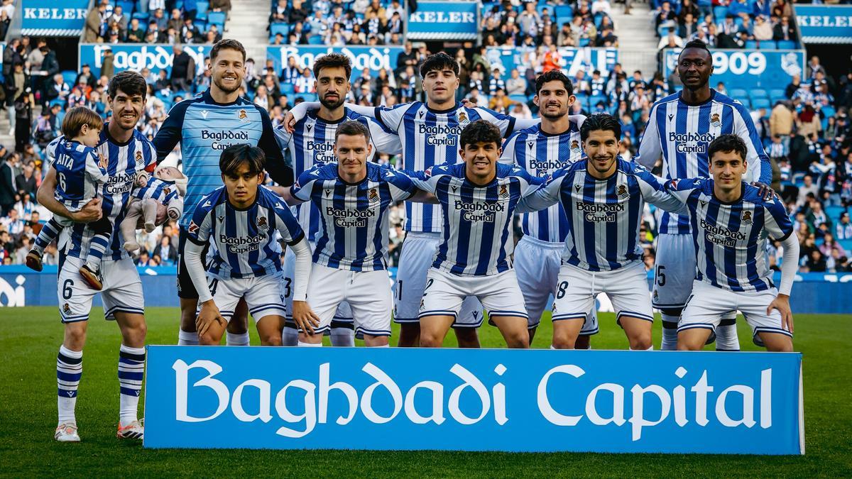 Once de la Real ante el Villarreal, con Aritz Elustondo acompañado de sus hijos.