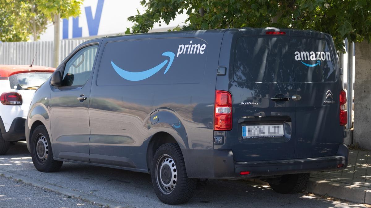 Una furgoneta de reparto de Amazon