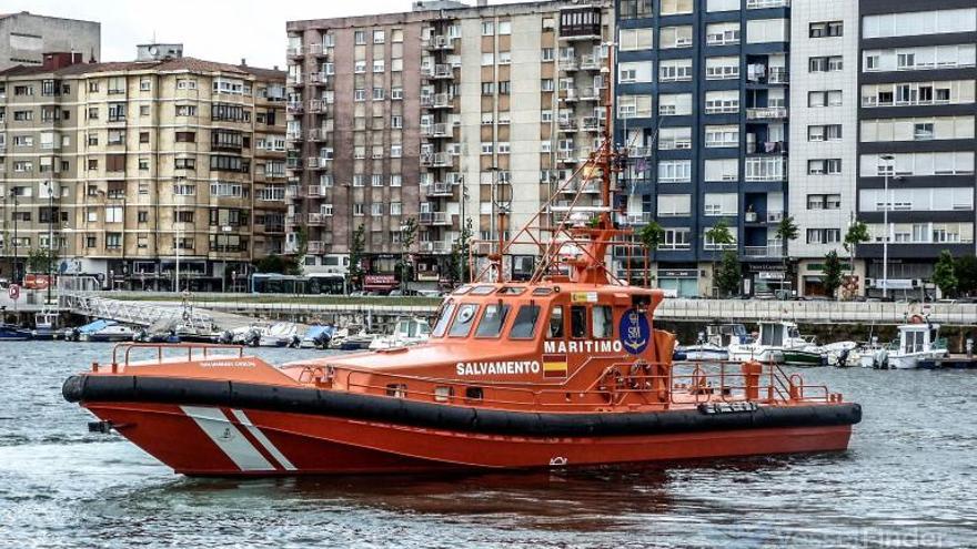 Imagen de Salvamar Orión, el barco que ha ayudado al velero hasta el puerto de Hendaia.