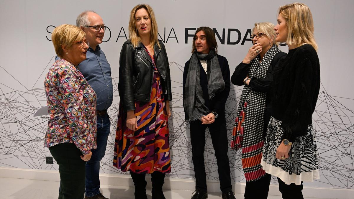 Las jornadas sobre teatro y cine acogidas por Sabino Arana Fundazioa fueron presentadas por Itziar Urtasun, concejala a de Cultura y Gobernanza en el Ayuntamiento de Bilbao. Aquí junto a los y las participantes