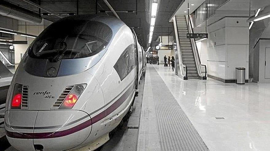 Un tren AVE en la estación catalana de Sants.