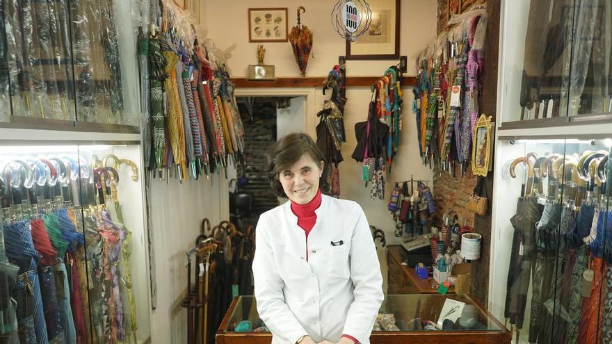 El viento y la lluvia triplican el trabajo en la histórica Paragüería Leoz