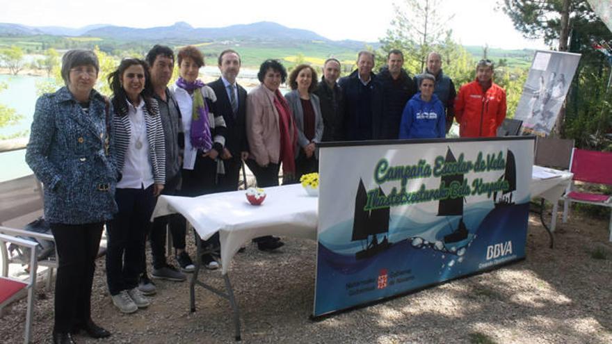 El acto de presentación de la campaña, en la Escuela de Vela del Camping de Aritzaleku, en Lerate.