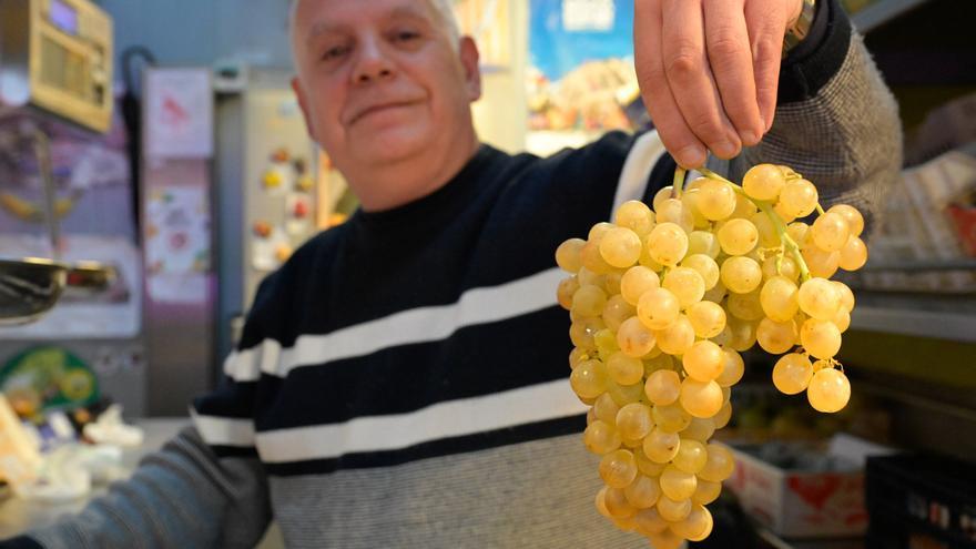 Jesús María, frutero: “Las uvas se siguen usando, pero los jóvenes se han pasado a las chuches”