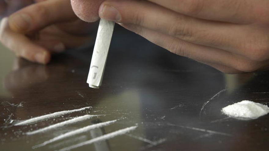 Imagen de archivo de una persona consumiendo cocaína.