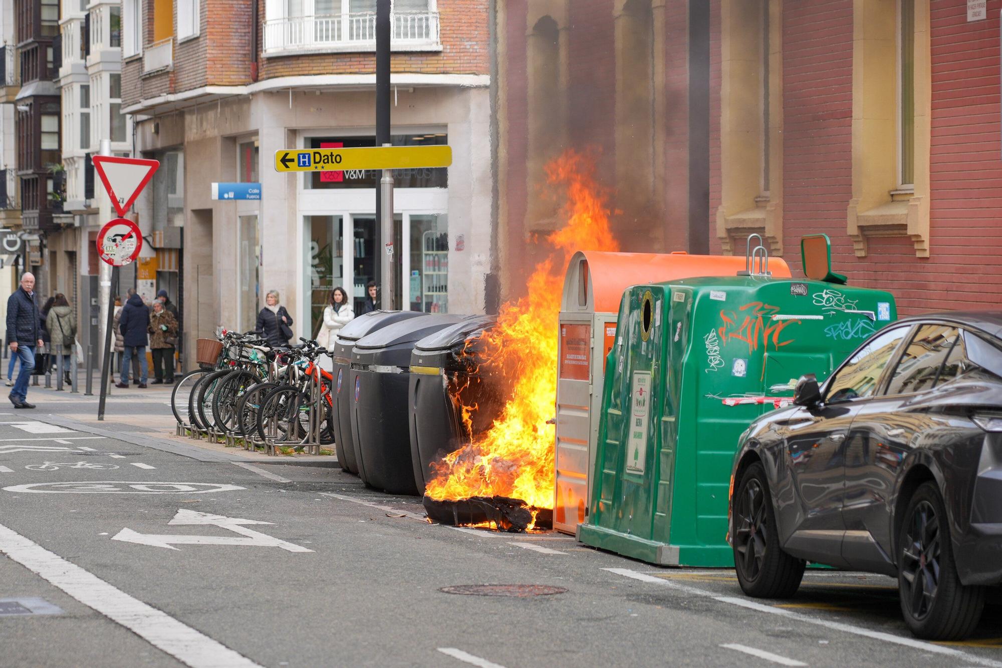 En imágenes: Arde un contenedor en Fueros a plena luz del día