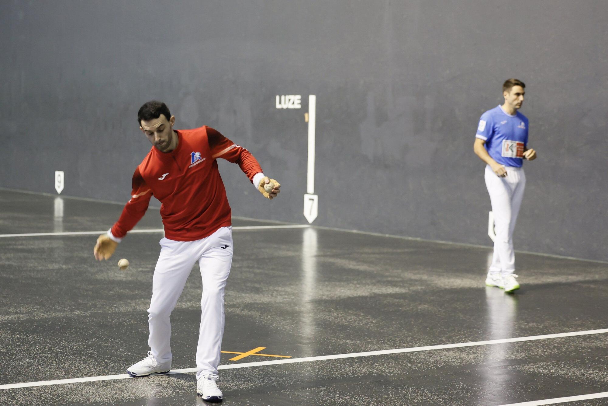 Jokin Altuna y Peio Etxeberria eligen material en el Atano III de Donostia para la semifinal del Cuatro y Medio.