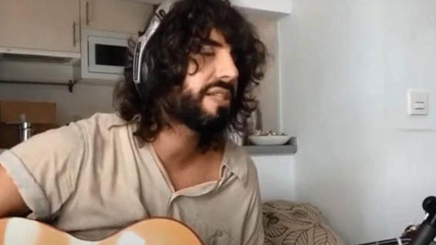 Izal, cantando en casa durante el confinamiento.