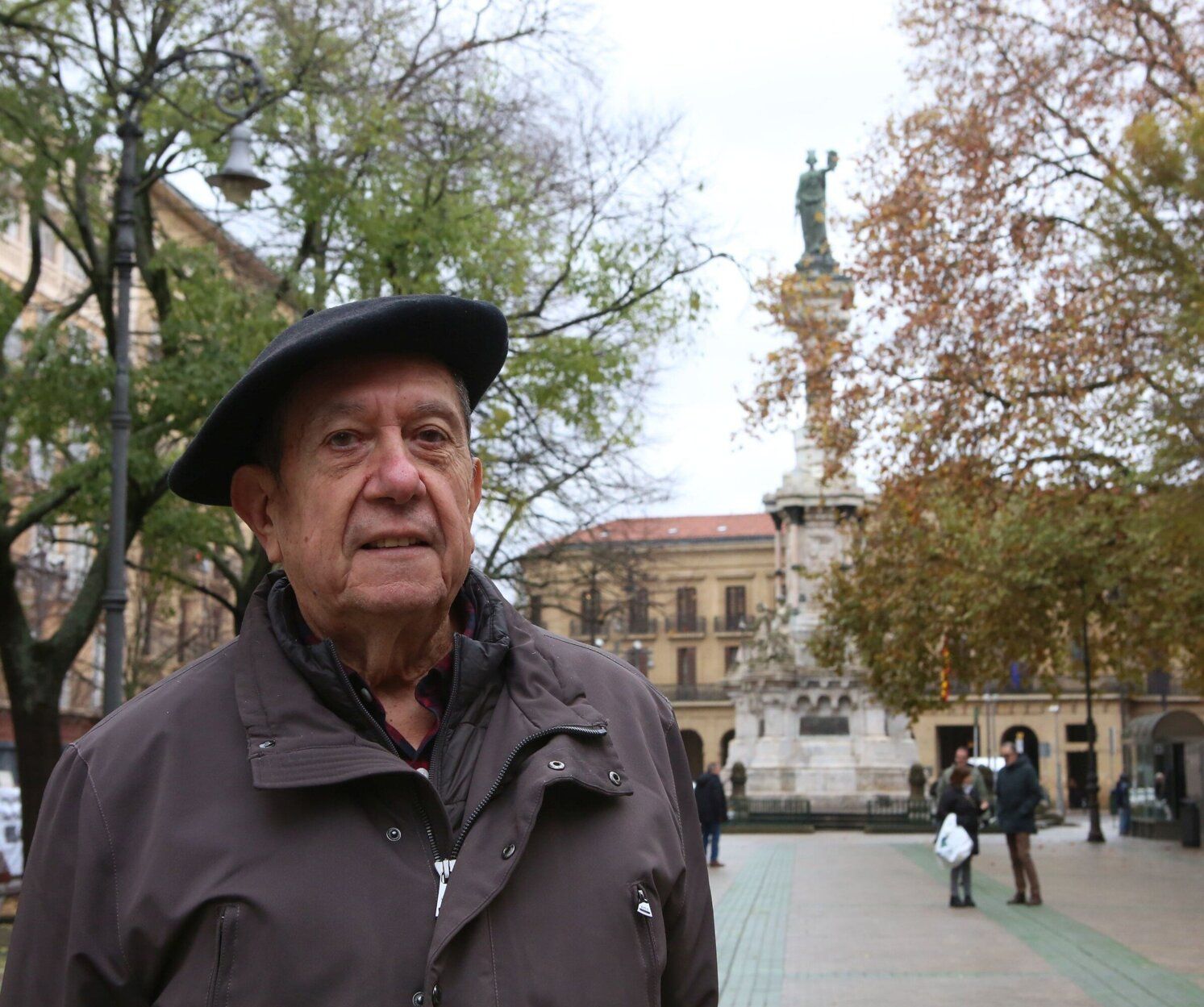 Víctor Manuel Egia, médico investigador en el patrimonio y la historia, ante la estatua de los Fueros.