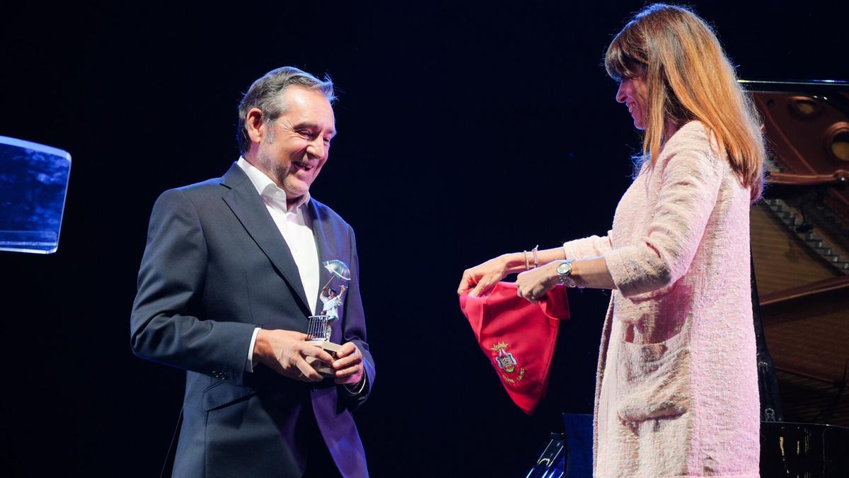 Maider Etxebarria hace entrega del pañuelo festivo al músico gasteiztarra
