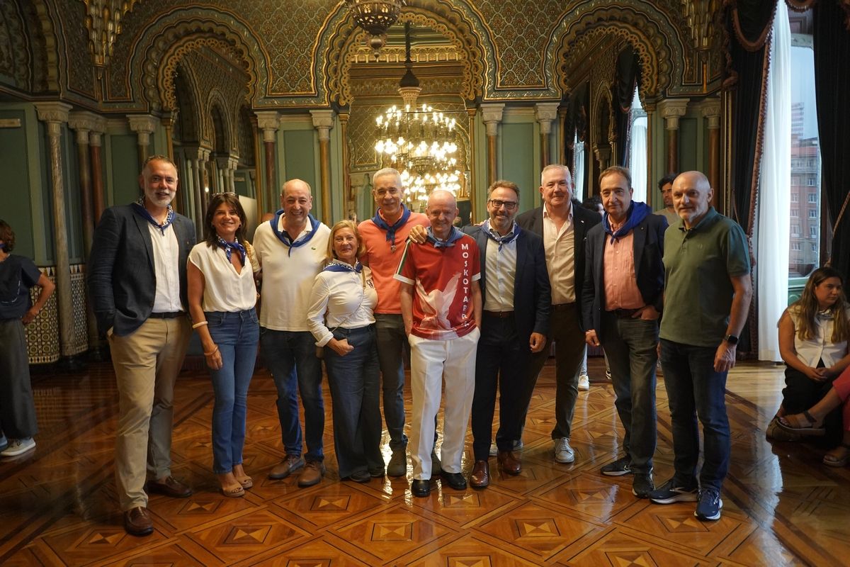 Recepción a la sociedad bilbaina en el Ayuntamiento de Bilbao