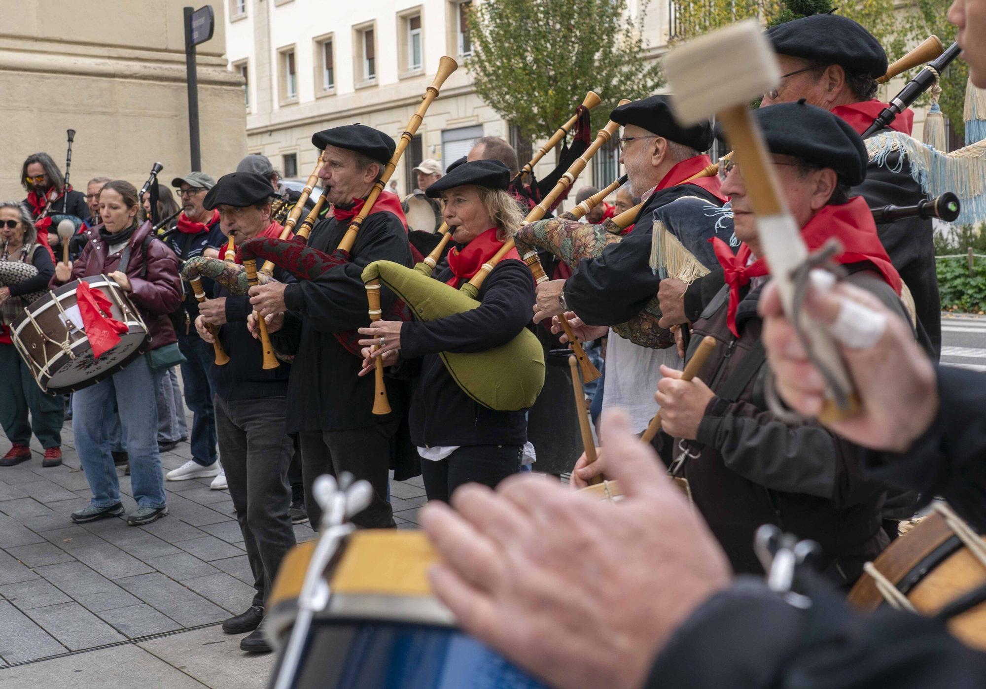 En imágenes: Kalejira por el centro de Vitoria del Aintzina Folk