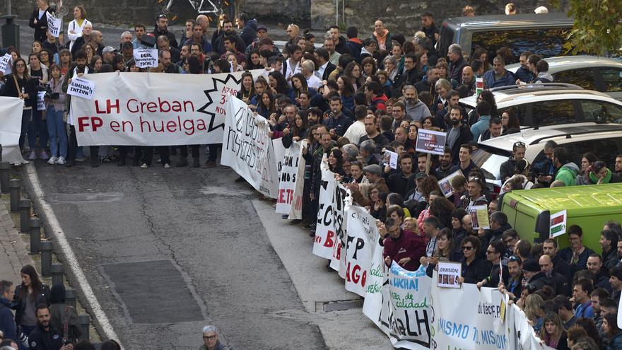 El profesorado de FP se concentra frente a Educación en el primer día de huelga en Navarra