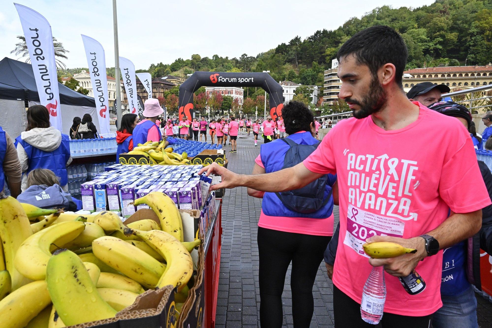 En imágenes: los paraguas tiñen la marea rosa de Bilbao