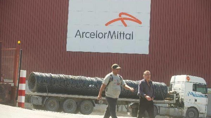 Dos trabajadores salen de las instalaciones de ArcelorMittal en Zumarraga, ayer al mediodía.