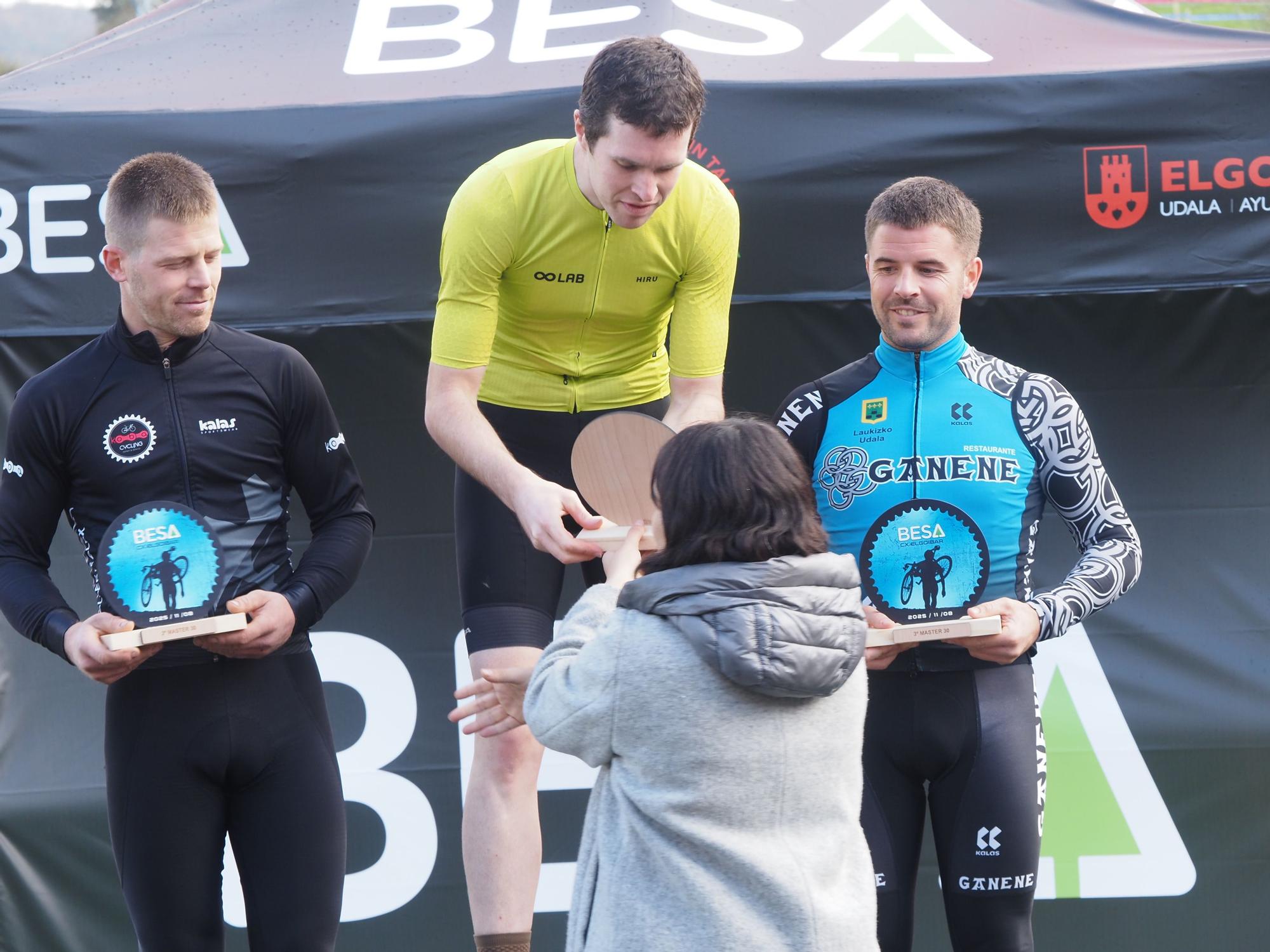 El barro se sumó al espectáculo de ciclocross en Elgoibar