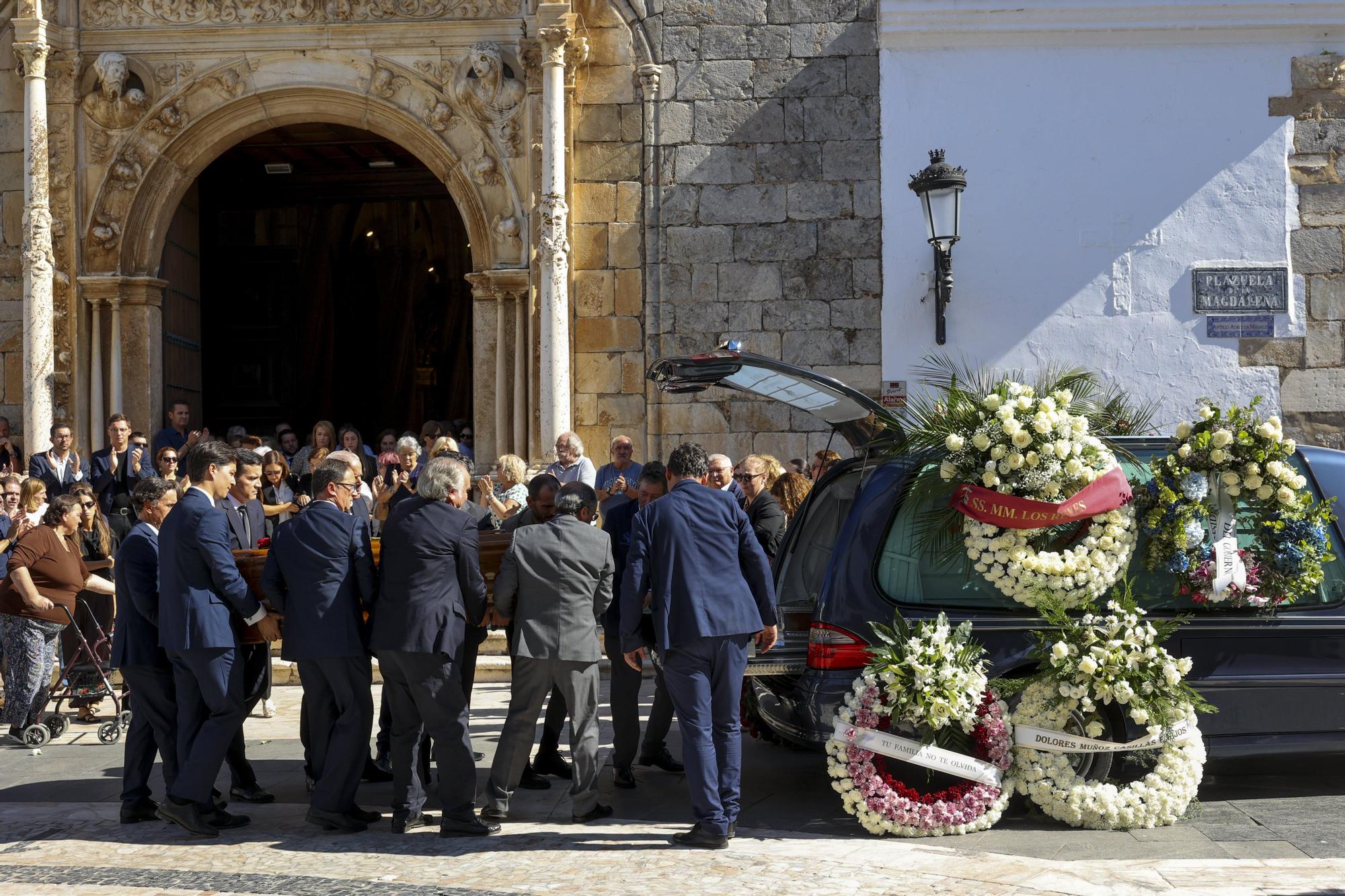 Multitudinaria despedida a Fernández Vara