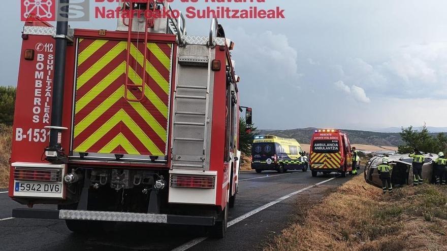 Dos heridos en una salida de vía con vuelco en la NA-115, en Peralta