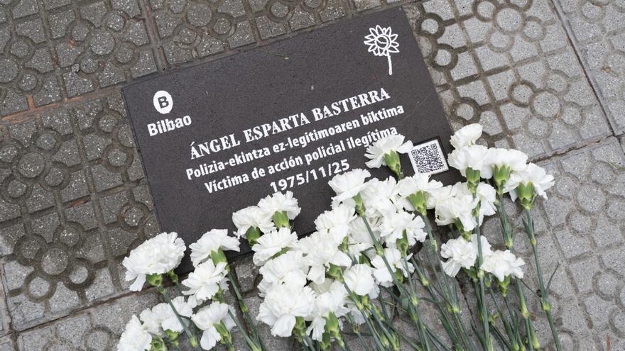 Ángel Esparta Basterraren omenezko plaka bat jarri du Bilboko Udalak