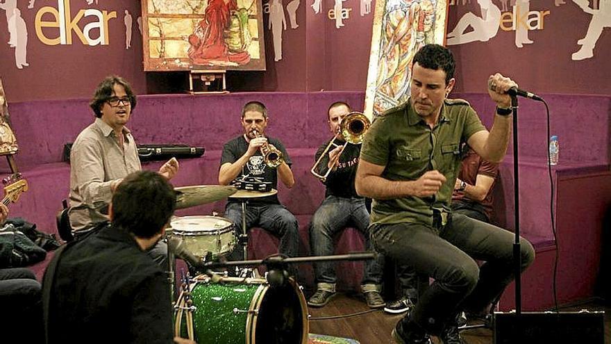 En un acústico de ‘Zorion Argiak’. | FOTO: A.L.