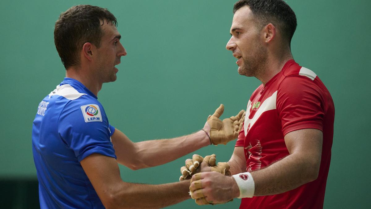 Agirre y Jaka, en un duelo de Serie B del verano.