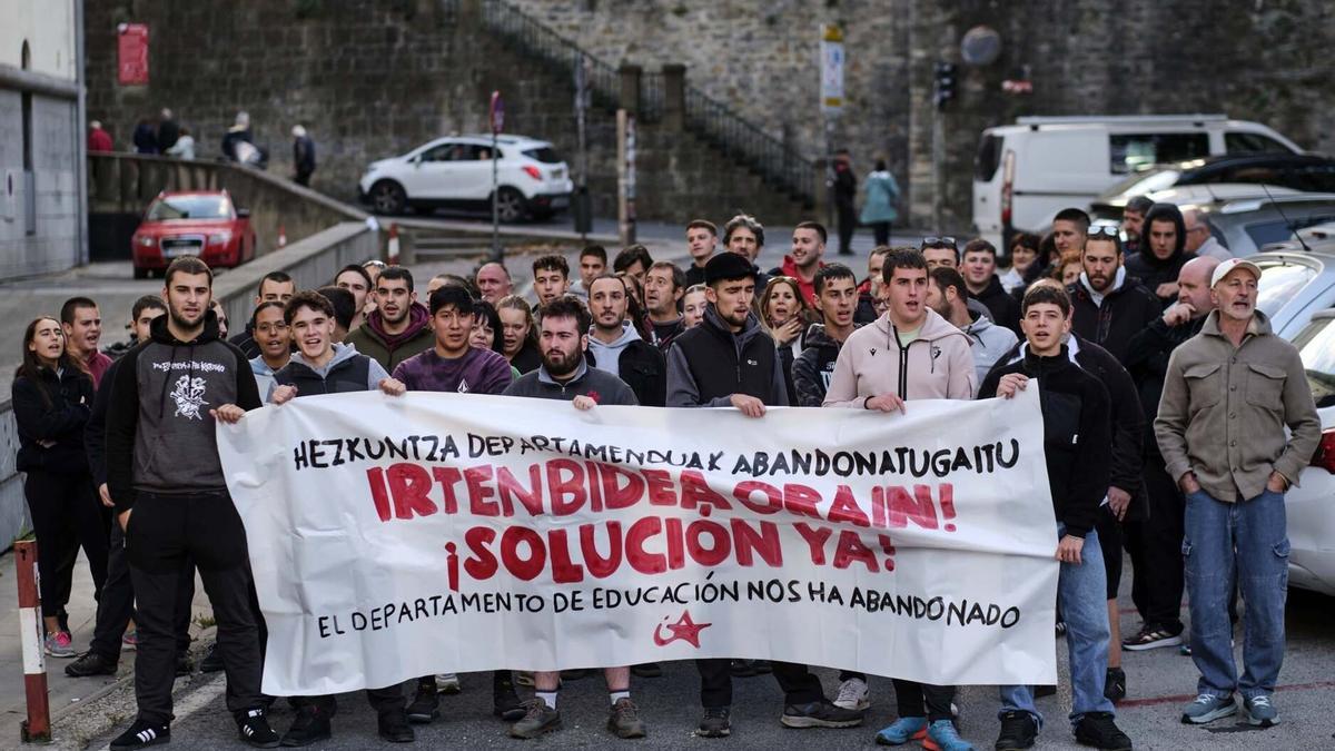 Concentración de estudiantes por el abandono del departamento de educación y falta de profesorado