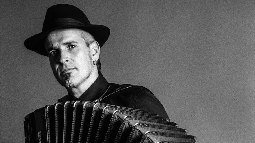 El acordeonista urretxuarra Gorka Hermosa ha ganado el premio a la mejor composición del año