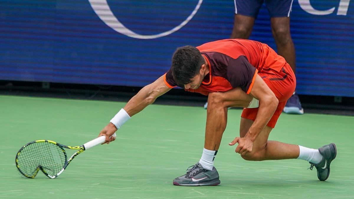 Alcaraz rompiendo la raqueta en la pista central del Torneo de Cincinnati.