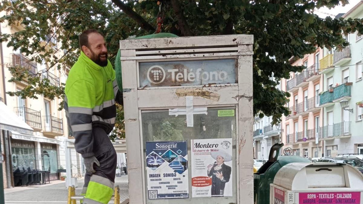 Un operario sujetando la cabina en la calle Espoz y Mina y San Agustín.