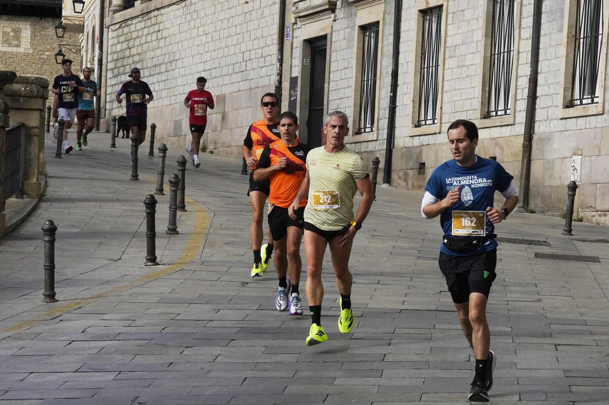 En imágenes: Miles de personas conquistan la Almendra de Gasteiz