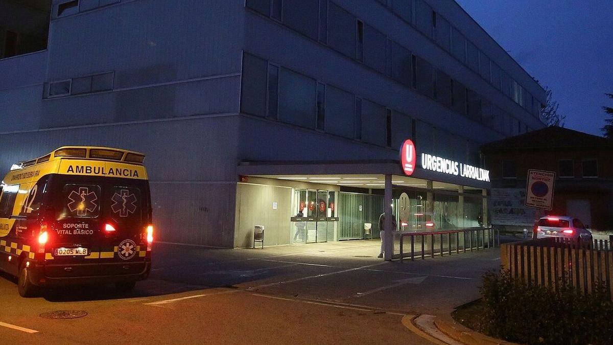 Una ambulancia llega a las Urgencias del Hospital Universitario de Navarra (HUN).