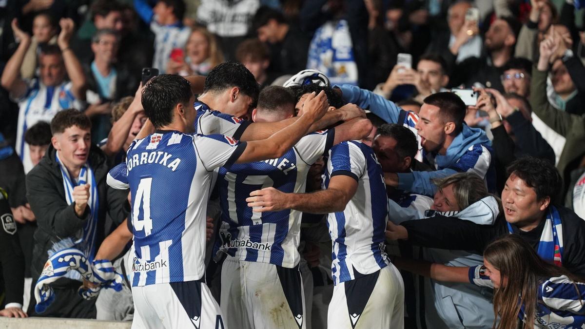 Los jugadores celebran el gol de Guedes