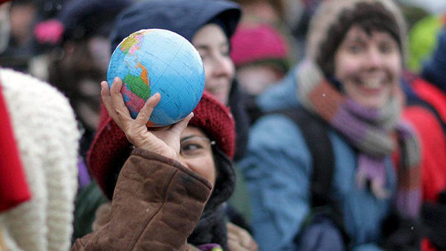 Una manifestante muestra una réplica del planeta Tierra durante las movilizaciones con motivo de la Cumbre de la ONU del Cambio Climático en Copenhague.