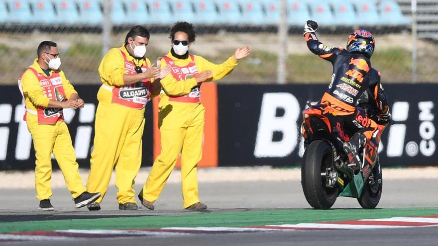 Gardner supera a Raúl Fernández y acaricia el título de Moto2
