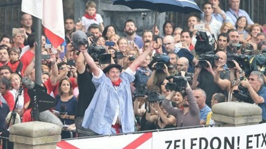 Zeledonen jaitsiera San Migeleko balkoitik ikusteko 50 gonbidapen bikoitzen zozketa egin da Gasteizen