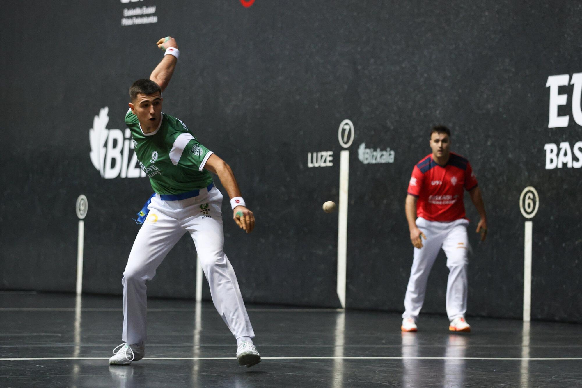 Óscar Lerena supera a Eñaut Lizeaga (Euskal Selekzioa) en el mano individual de la Liga de Naciones de 36 metros.
