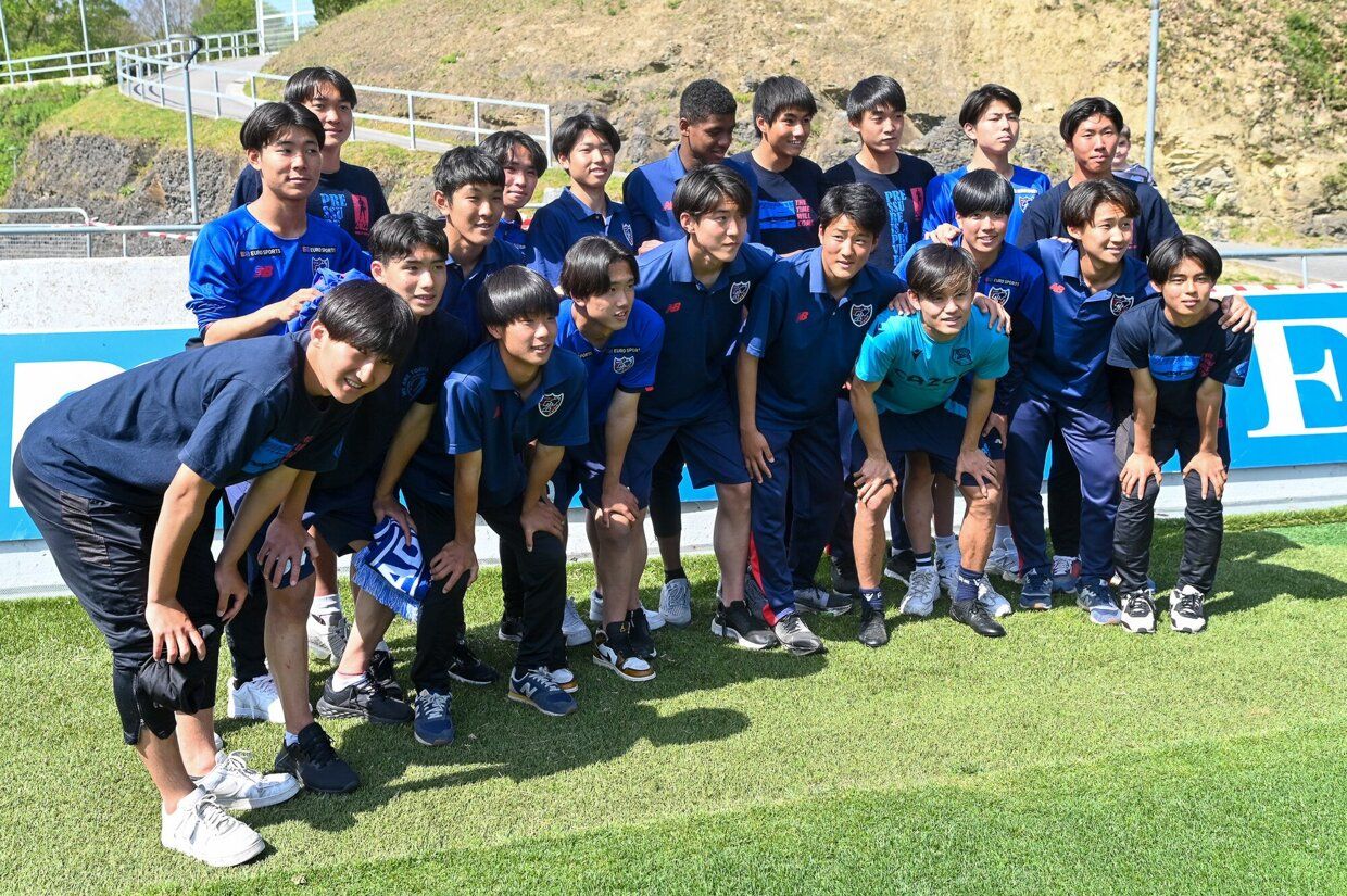 La Real se entrena junto a su afición en Zubieta.