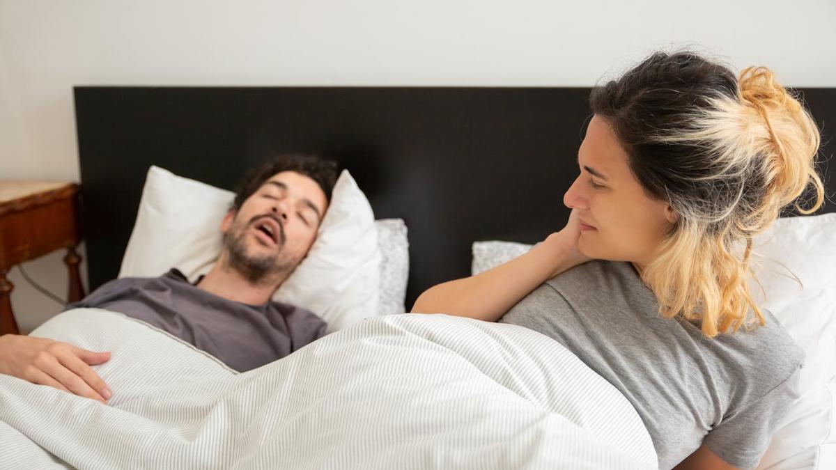 Una mujer se desespera al escuchar roncar a su pareja