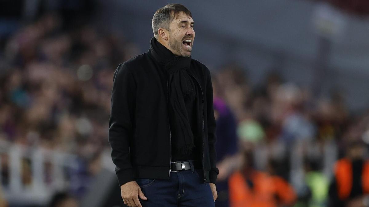 Coudet, muy activo realizando indicaciones en la banda del Camp Nou.