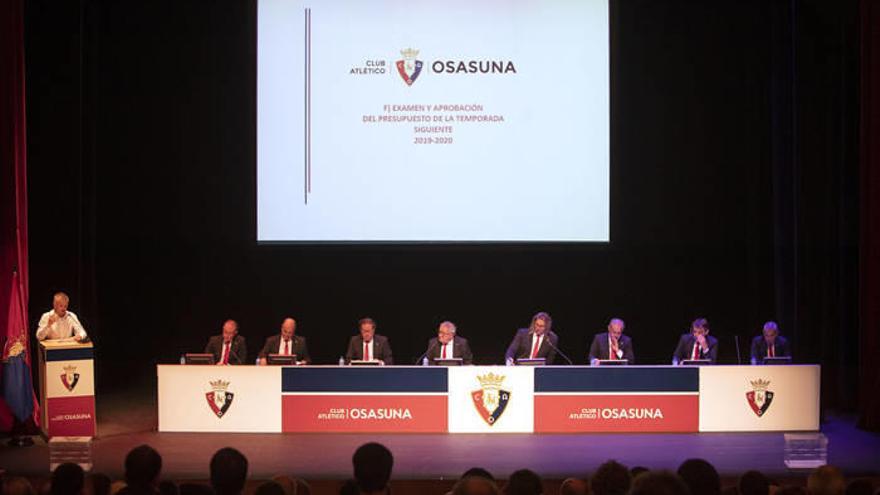 De izquierda a derecha, Ángel Ardanaz (gerente), Ignacio Yániz, Miguel Cuesta, Luis Sabalza, César Muniáin, Fidel Medrano, Txuma Iso y Fran Canal (director general).