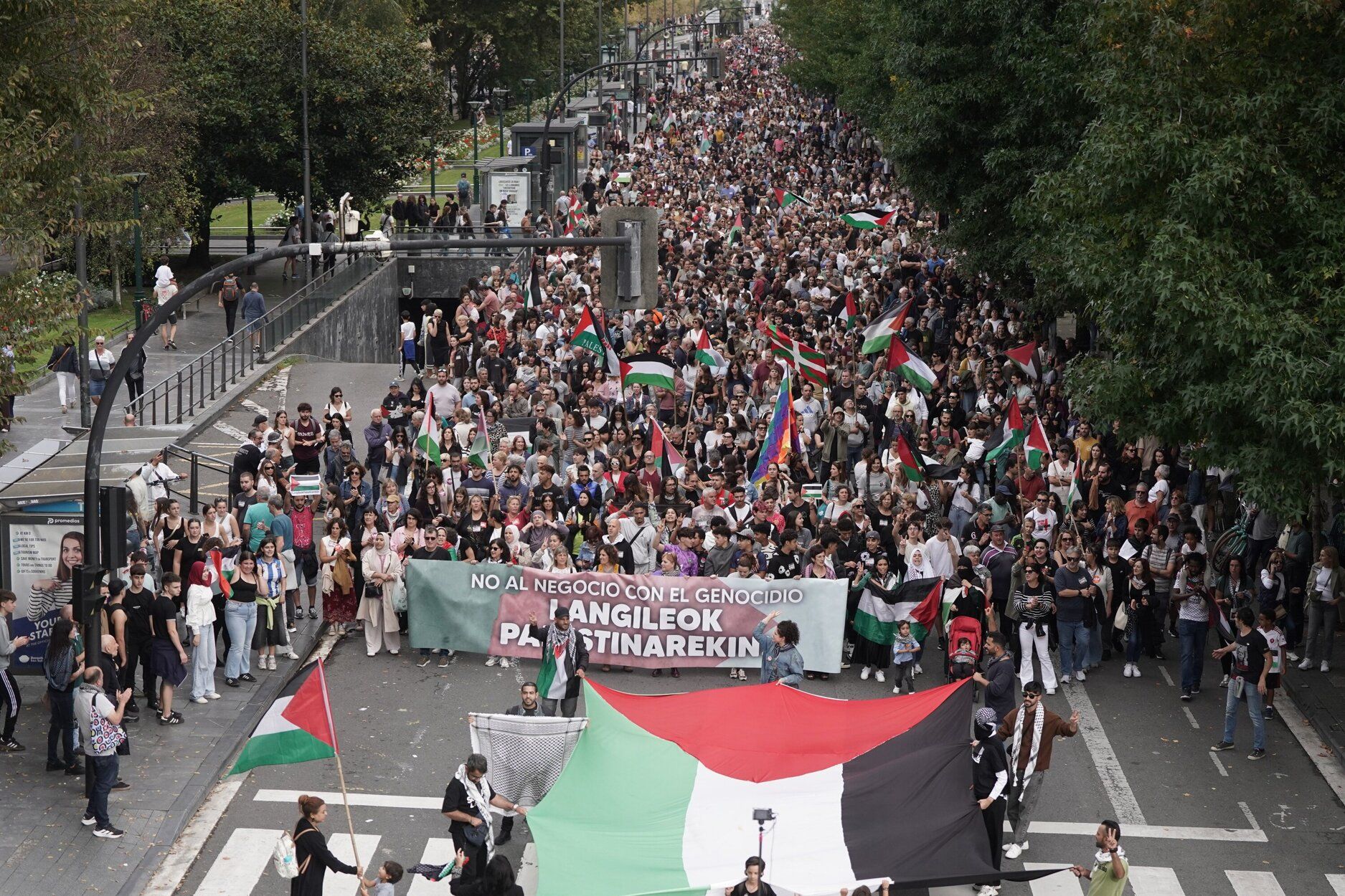 [Fotos] Donostia se vuelca con Palestina en la huelga general