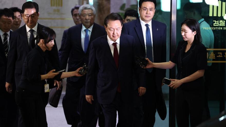El expresidente surcoreano Yoon impide su arresto quedándose en ropa interior ante el equipo de fiscales