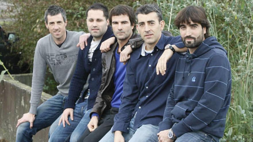 Rubén Álvarez, Imanol Etxeberria, Iñaki Lafuente, Juanjo Valencia (estos tres exporteros del Athletic) y Freiría posan para DEIA.