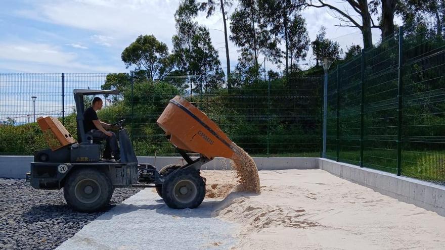 440 toneladas de arena para las pistas de voley de Abanto
