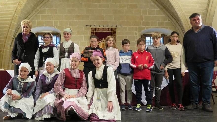 Quintana (en pie, cuarta por la izquierda), junto a los otros once niños y niñas que optaban a la corona.