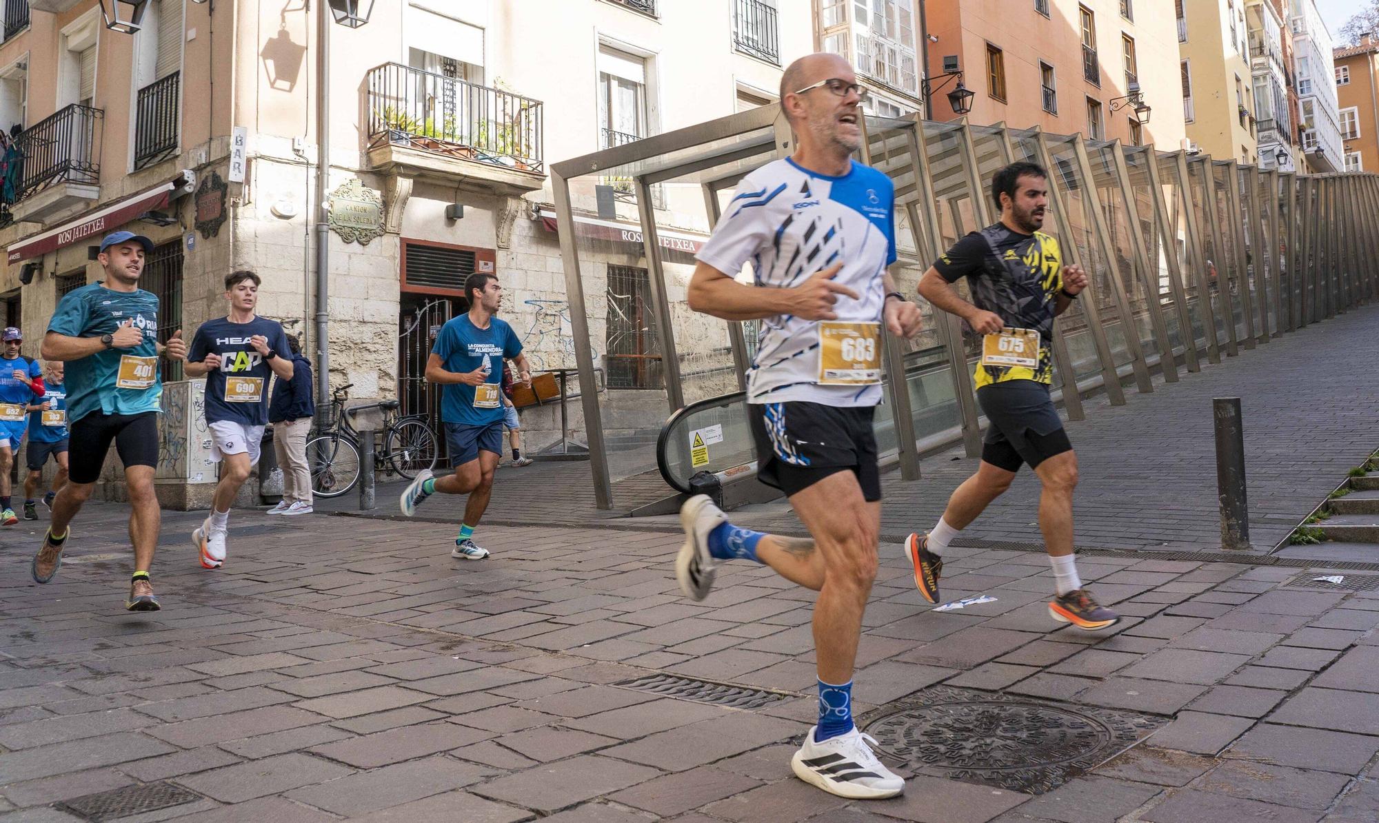 En imágenes: Un millar de corredores atraviesan la almendra